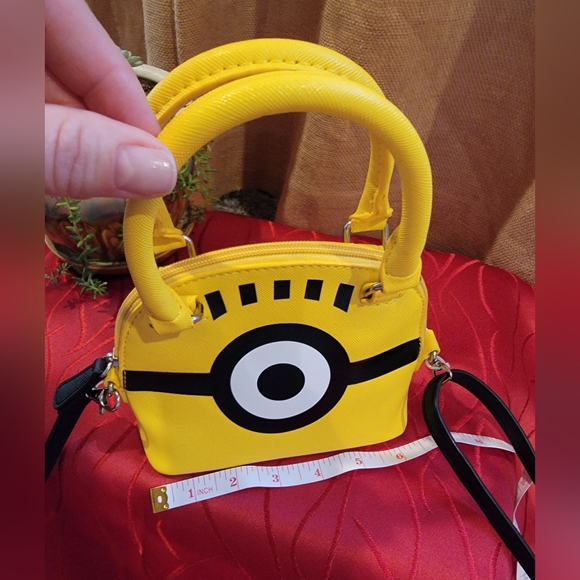 Despicable Me Minion Purse crossbody from Universal Studios. - Picture 5 of 14